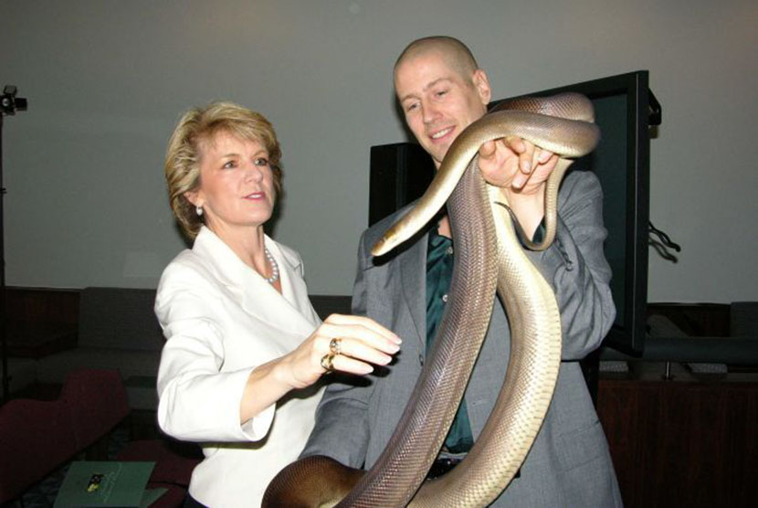 Dr Bryan Grieg Fry menunjukkan kepada Menlu Australia Julie Bishop bagaimana memegang seekor ular. 