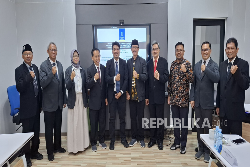 Dr (cand) Ir Ahmad Padhil (kelima kiri) bersama pimpinan sidang, sekretaris, promotor, dan para penguji usai mempertahankan disertasinya pada ujian tettup di kampus FTI UII Yogyakarta, Rabu (30/4/2025).