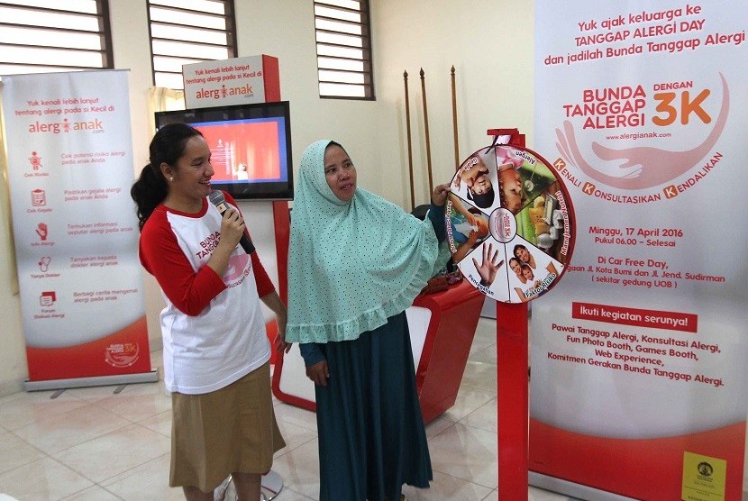 Dr. Delia Krisnawaty, Dipl.Dk - Dokter Pelayanan Klinik Dokter Keluarga FKUI Kayu Putih sedang menyaksikan salah satu peserta dari kader PKK melakukan permainan interaktif.