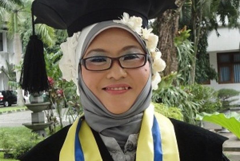 Dr Dewi Wahyuni