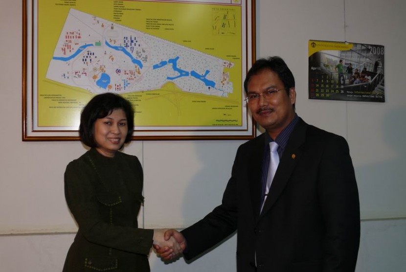 Dr.dr. Ratna Sitompul bersama Rektor UI Gumilar Rusliwa Somantri