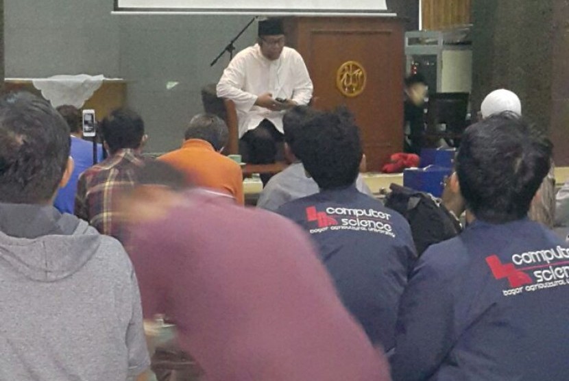 Dr drh Hasim Danuri DEA memberikan presentasi tentang membangun izzatul muslimin dengan kemuliaan Islam.