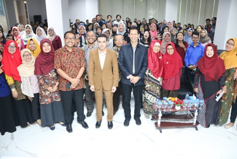 Dr Gamal Albinsaid (mengenakan setelan jas cokelat) berforo bersama dengan peserta seminar dan talk show tokoh milenial di STMIK Nusa Mandiri Kampus Margonda.