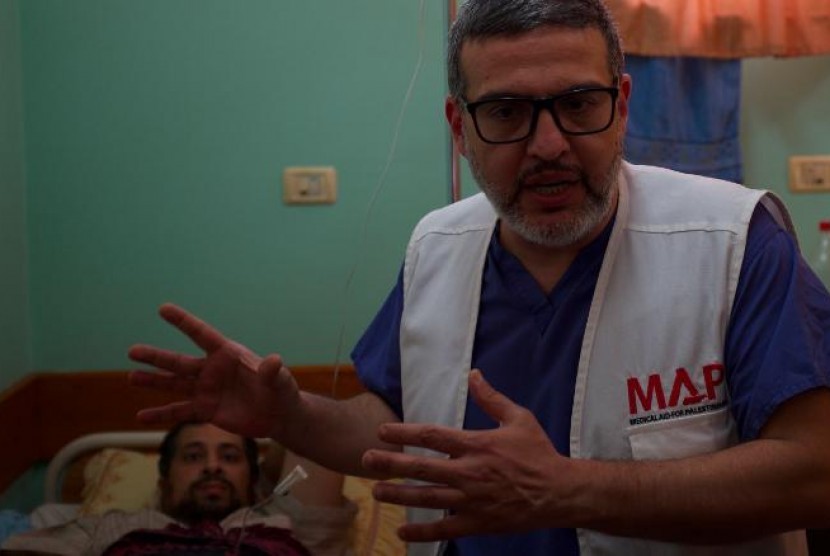 Dr. Ghassan Abu-Sitta, seorang dokter yang mengabdikan diri untuk merawat ribuan orang di Gaza, Palestina.