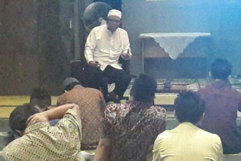 Dr Hasim Danuri DEA mengisi kajian Islam di Masjid Alumni IPB Bogor.