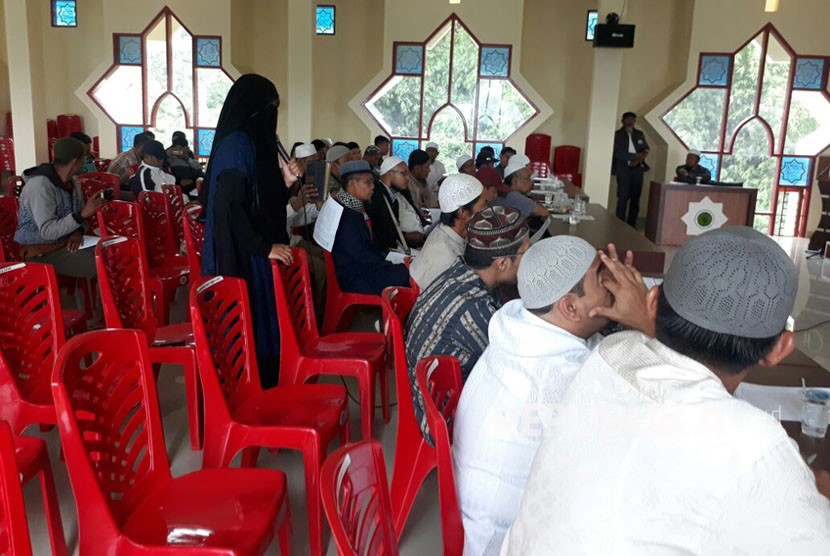 Dr Hayati Syafri hadir dalam musyawarah akbar ormas Islam, Ahad (25/3/2018). Pertemuan tersebut membahas upaya dialog dengan IAIN Bukittinggi terkait pembatasan cadar di kampus. 