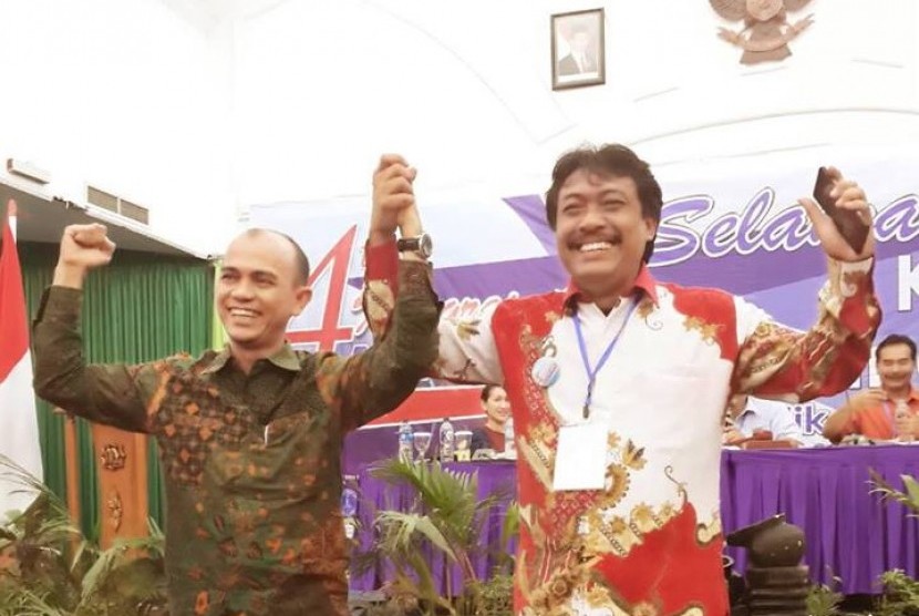 Dr Heri Budianto MSi (kiri) berfoto bersama Dr Dadang Rahmat pada acara Kongres IV Aspikom. Heri terpilih sebagai ketua umum Aspikom Pusat periode 2016-2019. 