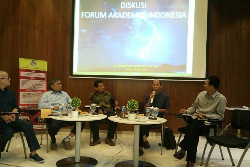 Dr Ichsanuddin Noorsy bersama nara sumber lainnya menyampaikan pandangannya dalam Focus Group Discussion (FGD) yang diadakan oleh Forum Akademisi Indonesia.  