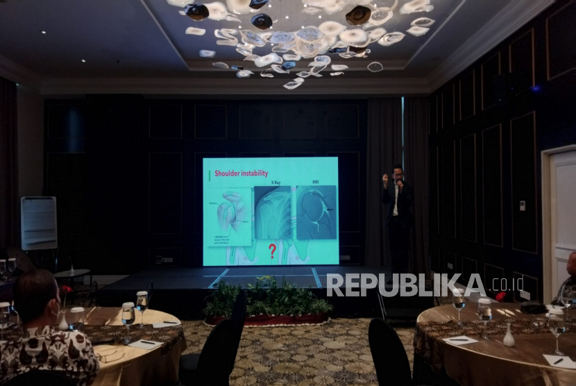 dr Jefri Sukmawan, SpOT, Subsp OBS, menjelaskan evolusi ilmu ortopedi yang kini terbagi menjadi sembilan subspesialisasi.