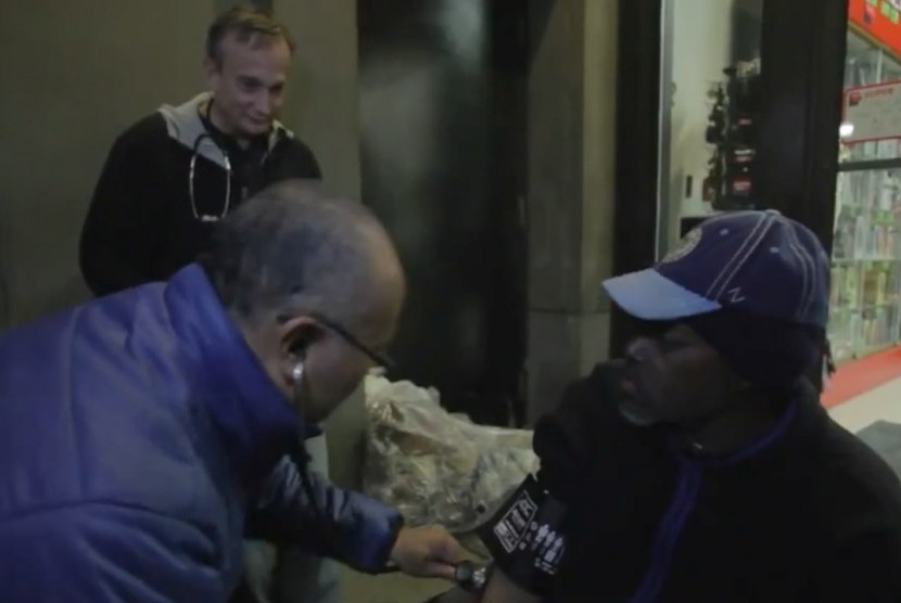 A homeless in Pittsburgh gets a medical check up from a medical doctor volunteer. 