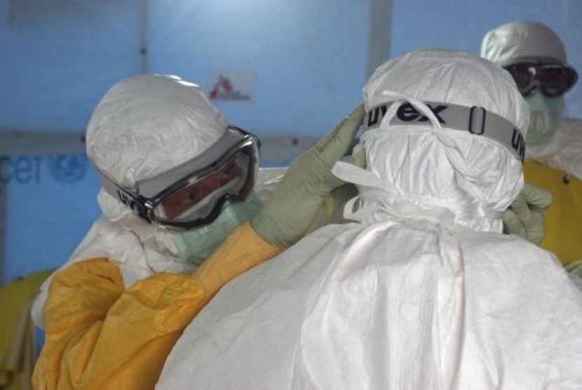 Dr. Joel Montgomery (left), team leader for the US Centers for Disease Control and Prevention Ebola Response Team in Liberia. (photo is released on Sept. 16, 2014)