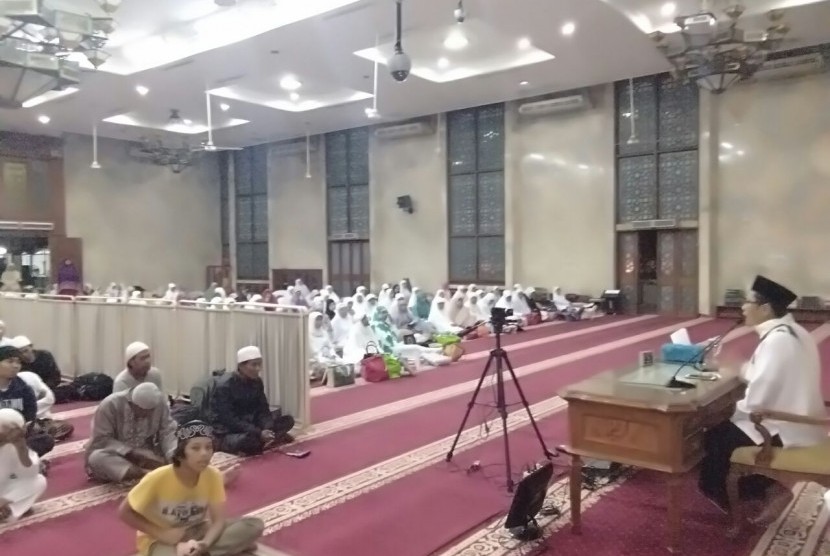 DR KH Cholil Nafis MA memberikan tausiyah pada i'tikaf di Masjid Agung Sunda Kelapa (MASK) Menteng, Jakarta Pusat, Sabtu (4/11) malam.