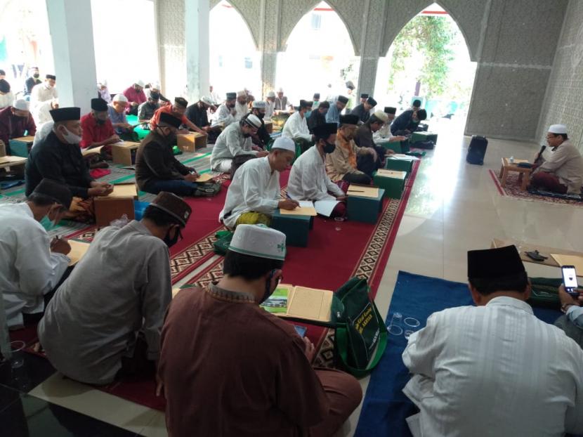 Dr KH Syamsul Yakin MA mengupas kitab Fathush shamad al-alimi pada kajian kitab kuning di Pondok Pesantren Darul Akhyar Parungbingung, Depok, Sabtu (12/9).