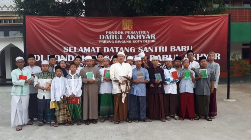 Dr KH Syamsul Yakin MA (tengah, berbaju putih dan memegang sorban) bersama para santri Ponpes Darul Akhyar Parungbingung, Depok.