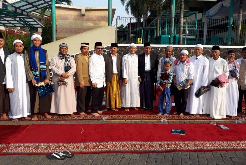Dr KH Syamsul Yakin MA (tengah, bergamis putih) bersama pengurus dan jamaah Idul Adha Masjid Asy-Syarif Al-Azhar BSD Serpong, Tangerang Selatan (Tangsel).