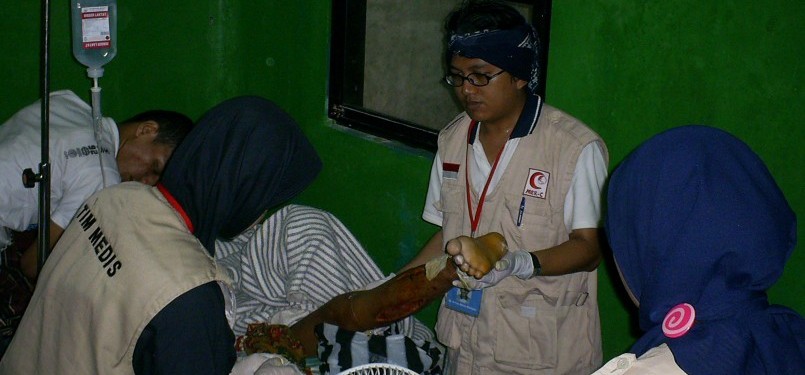 dr. Maf'an Akhun (tengah) memberikan tindakan medis kepada warga di klinik Mer-C BNI di Galela, Halmahera Utara.