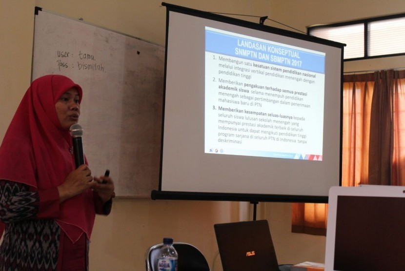 Dr  Megawati Simanjuntak SP, MSi mengisi workshop Bidik Misi yang diadakan oleh SMP Cendekia Baznas.