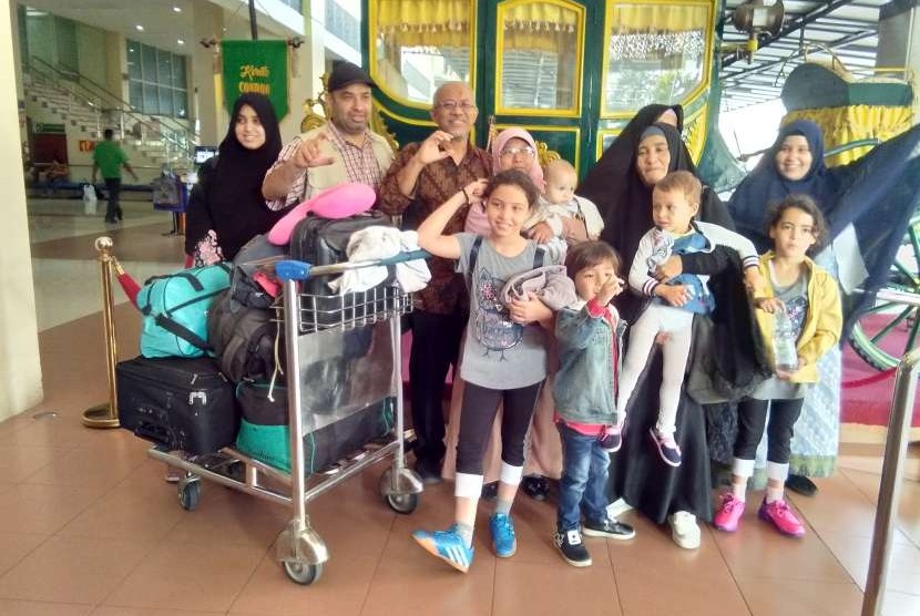dr Mueen Al Shurafa SpAn bersama keluarga sesaat sebelum melaksanaan rangkaian penerbangan menuju tanah air mereka, Gaza, Palestina.