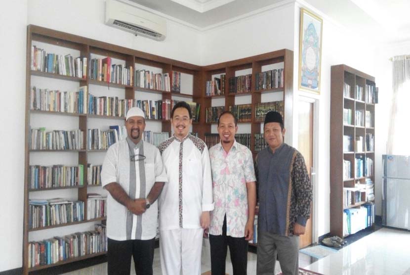 Dr Muhammad Syafi'i Antonio (kedua dari kiri) bersama Ketua Panitia IBF 2016 M Anis Baswedan (kiri) dan anggota panitia lainnya, di rumah Syafi'i Antonio, Bogor, Ahad (8/11).