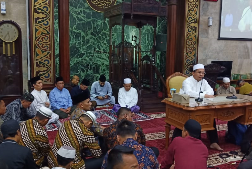 Dr Mukhlis Hanafi MA mengisi kajian Shubuh di Masjid Agung Sunda Kelapa (MASK) Jakarta, Jumat (13/9).