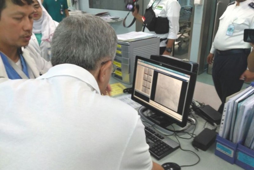 Dr Najeeb (kiri) memperlihatkan alat medis di RS King Abdullah Medical City, Makkah