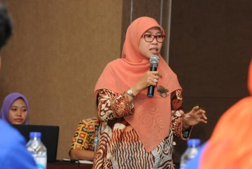 Anggota DPR Netty Prasetiyani meminta izin edar makanan dan obat tetap ditangani BPOM.