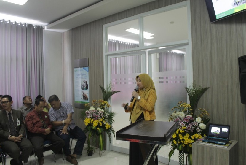 dr Nika Bellarinatasari (kanan) saat presentasi unit low vision Sultan Agung Eye Center. 