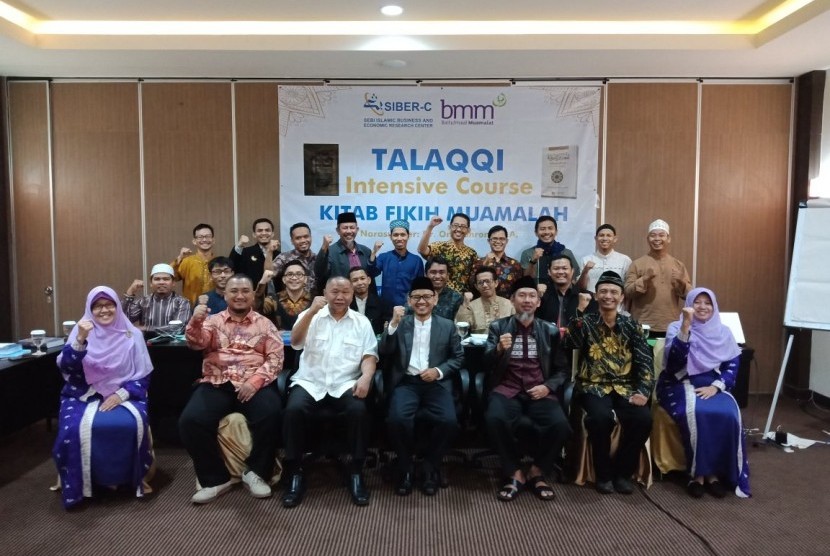 Dr Oni Sahroni bersama para peserta talaqqi intensive course tentang fikih muamalah.