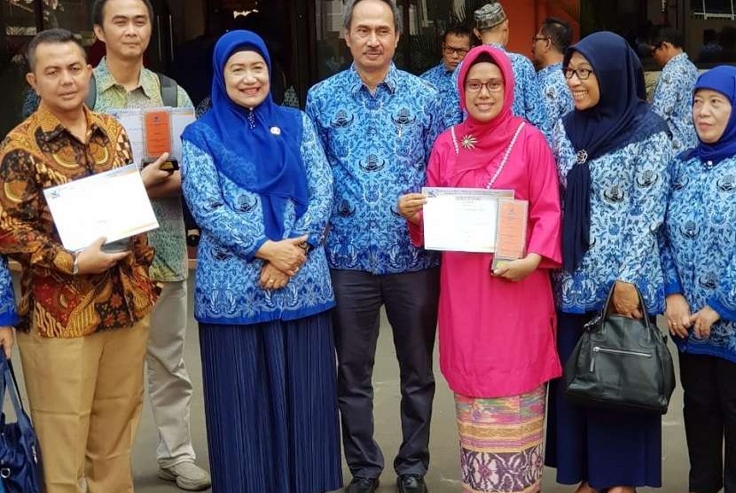 Dr Rika Yuliwulandari PhD (kebaya merah) dan DR Nurul Huda SE MM (batik) diberikan penghargaan dosen terbaik dari Lembaga Layanan Pendidikan Tinggi Wilayah III Kemenristek Dikti.