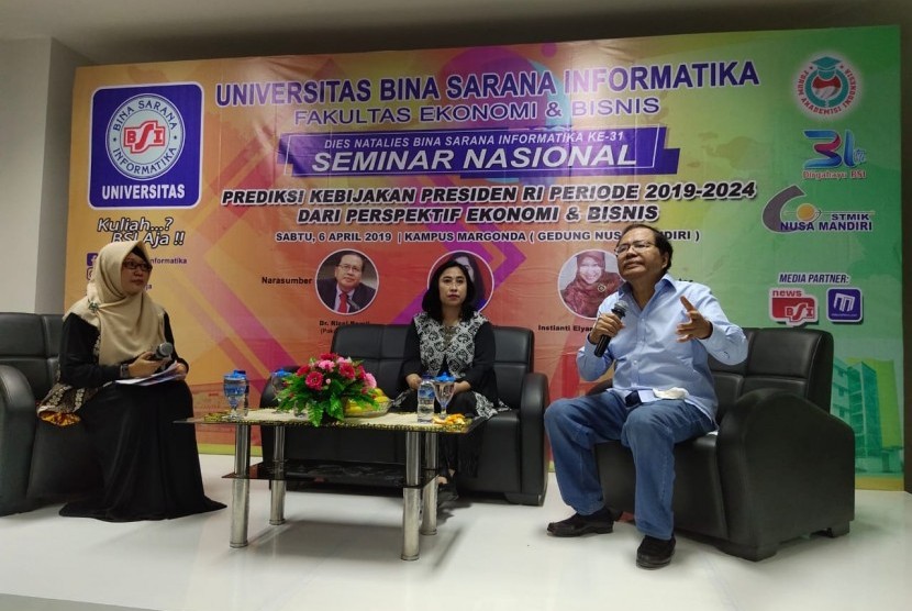 Dr  Rizal Ramli (sebelah kanan) di acara seminar nasioal yang diselenggarakan oleh FEB UBSI.