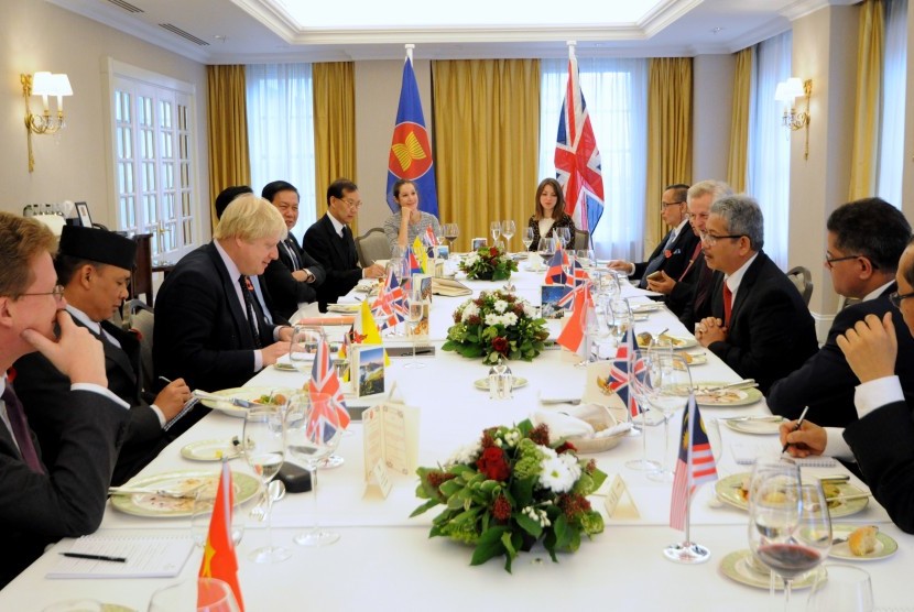 Dr. Rizal Sukma (tiga kanan), Dubes RI untuk Inggris, memimpin pertemuan ASEAN London Committee (ALC) dengan Menteri Luar Negeri Inggris, The Rt Hon Boris Johnson MP di London, Inggris, Rabu (3/11).