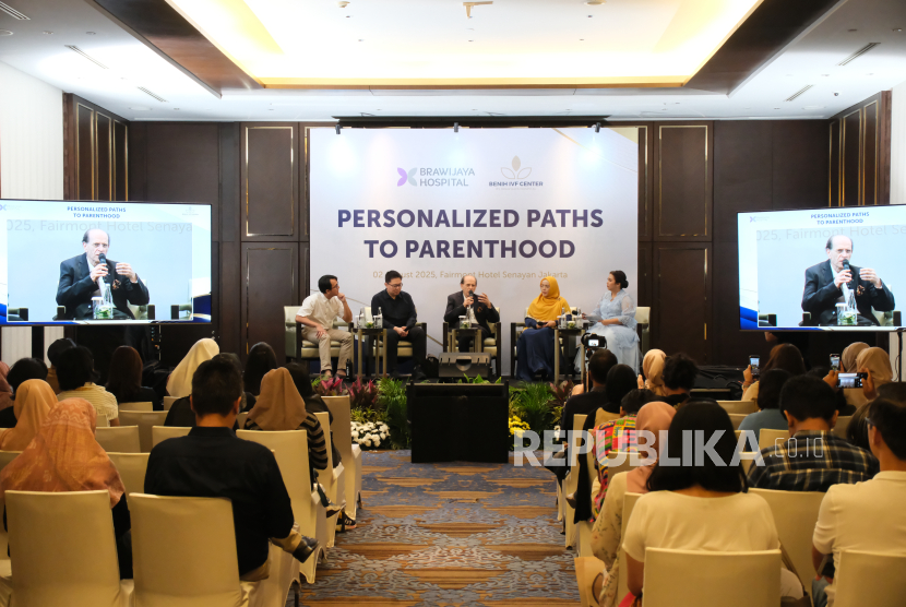 Dr. Robert Fischer, MD memaparkan mendorong standar layanan fertilitas di Asia kepada para peserta.
