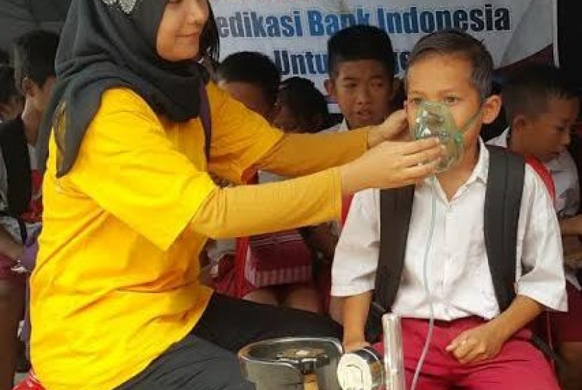 Dr Sartika Harsa tengah merawat korban asap