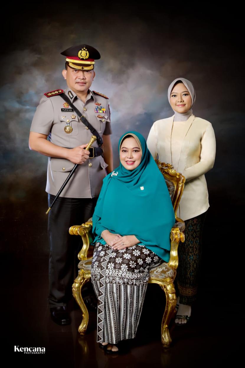 Dr. Sri Waljinah Purwadi, S.Pd., S.H., M.Hum., M.H. dan putrinya Alifa Laili Faiza Cahyani A.Md., S.Kom, bersama Kombes Pol. Dr. Purwadi Wahyu Anggoro, S.IK., M.H.