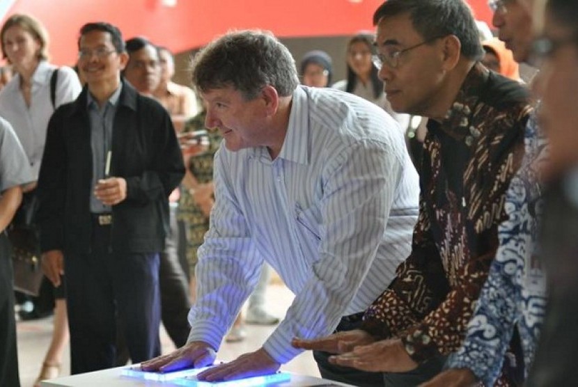 Dr Stuart Kohlhagen (center), General Manager of Science and Technology at Australia’s science and technology centre, Questacon, helps press conduction plates to mark the opening of a two week science capacity building workshop at PP-IPTEK Jakarta on Monda