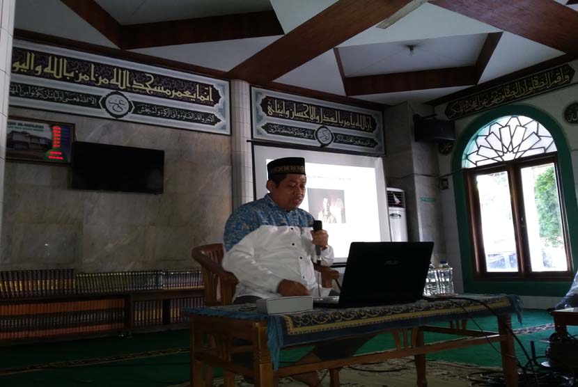 Dr Sutrisno Muslimin mengisi pengajian di Majelis Ta'lim Al-Ikhlas Sekolah Bosowa Bina Insani Bogor, Jawa Barat, Jumat (29/1).