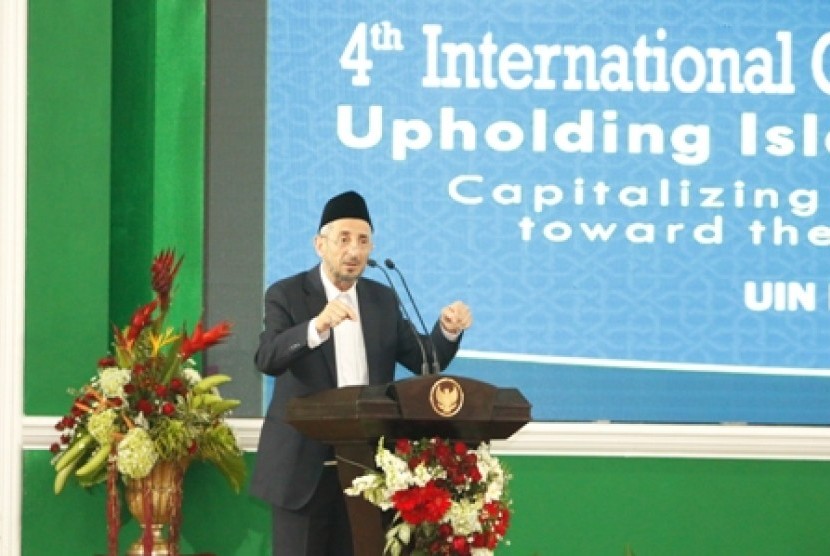 Dr Taufiq Ramadhan al-Buthi berbicara dalam Konferensi ke-4 ICIS