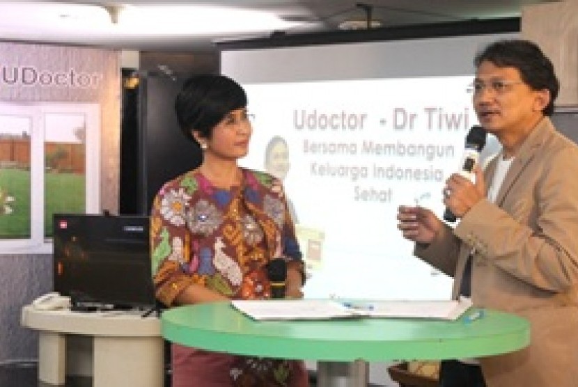 dr Tiwi (kiri) dan Telkom Digital Business Achmad Sugiarto