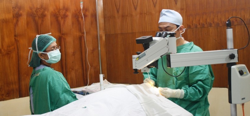  dr Yanuar Ali, SpM (kanan) saat melakukan operasi pasien katarak di RSUD Mulia, Kabupaten Puncak Jaya, Papua.