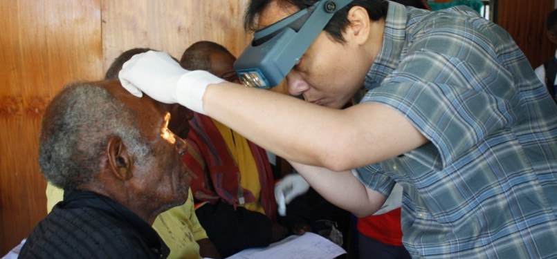 dr Yanuar Ali, SpM (kanan) saat memeriksa mata pasien di RSUD Mulia, Kabupaten Puncak Jaya, Papua.