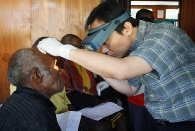 dr Yanuar Ali, SpM saat memeriksa mata salah seorang peserta operasi katarak gratis yang digelar ICRC dan PMI di Distrik Mulia, Puncak Jaya, Papua.