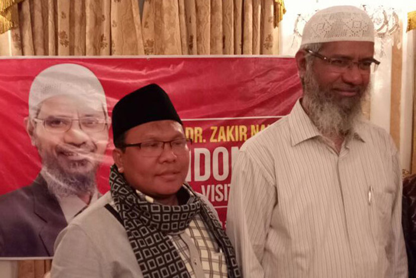 Dr Zakir Naik (kanan) dan Ustadz Ahmad Buchory Muslim.
