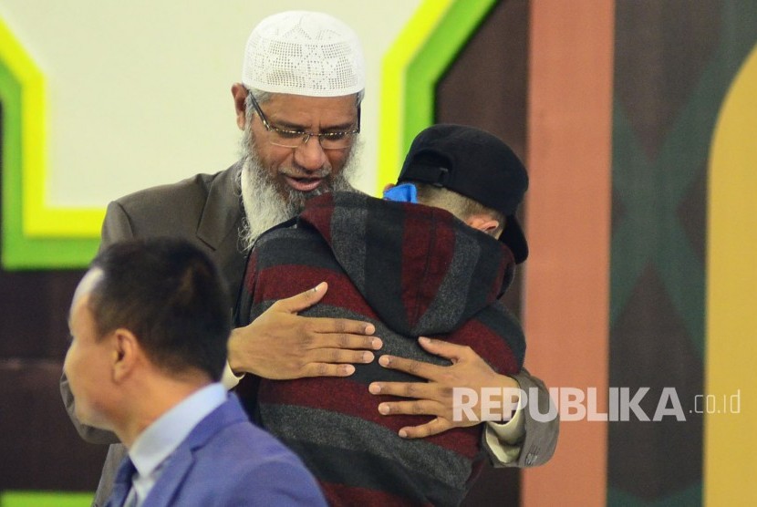 Dr Zakir Naik memeluk jamaah yang menjadi mualaf pada acara Dr Zakir Naik Indonesia Visit 2017 bertajuk 