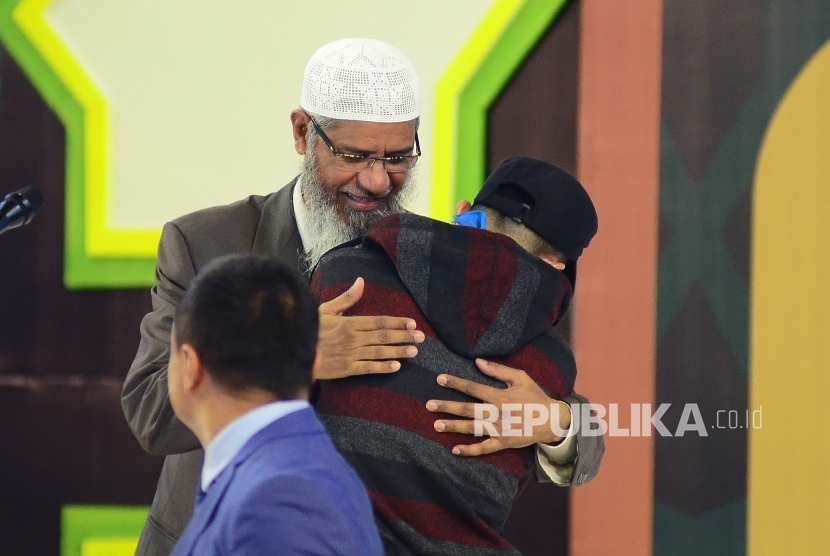 Dr Zakir Naik memeluk jamaah yang menjadi mualaf pada acara Dr Zakir Naik Indonesia Visit 2017 bertajuk Da'wah Or Destructioin di Gymnasium Universitas Pendidikan Indonesia (UPI), Kota Bandung, Ahad (2/4). 