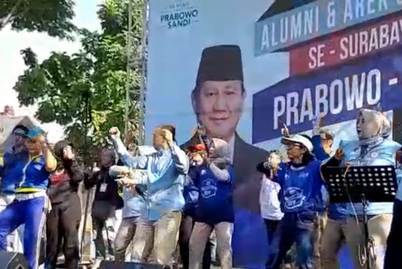 Dradjad Wibowo melakukan senan Gandong sebelum deklarasi dukungan untuk Prabowo-Sandi.