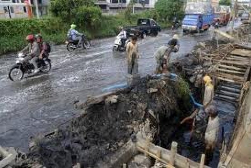 Warga Padang Panjang Diimbau Jaga Drainase. Foto ilustrasi:    Drainase buruk akibat jalanan tergenang air. (ilustrasi)