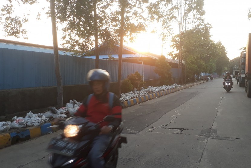 Drainase yang tidak lancar di Kawasan Industri Pulogadung, Jakarta Timur.