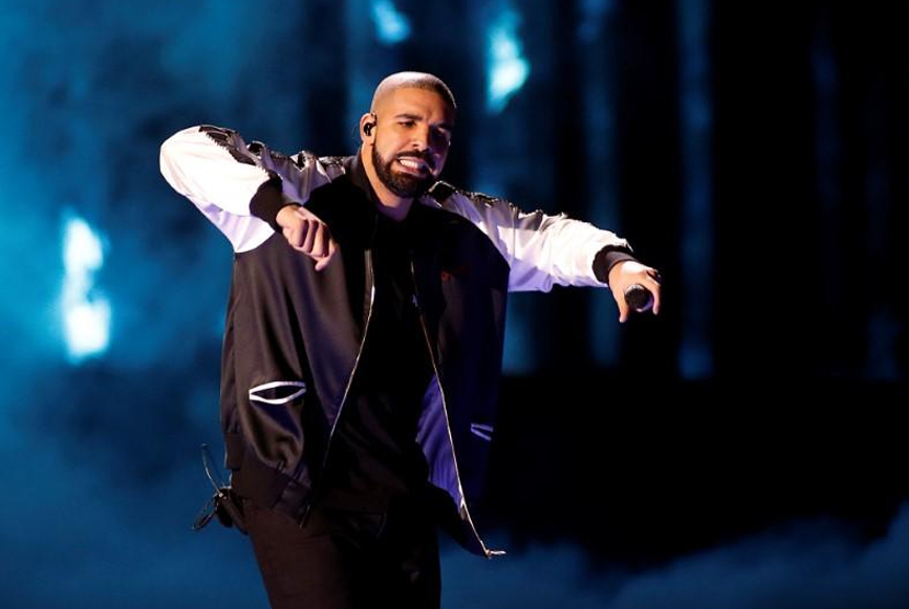 Rapper Drake. Drake terlibat perseteruan melalui perang lirik lagu dengan Kendrick Lamar.