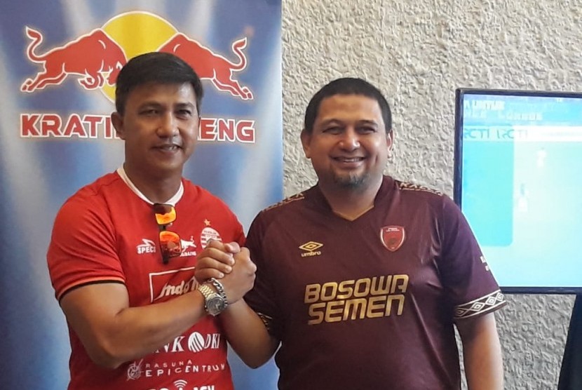 Pembina Persija Jakarta Ardhi Tjahjoko (kiri).