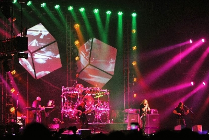 Dream Theater beraksi dalam konser 